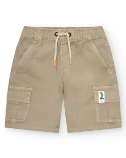 Bermuda cargo para niño en color beige con bolsillos laterales y cintura ajustable.