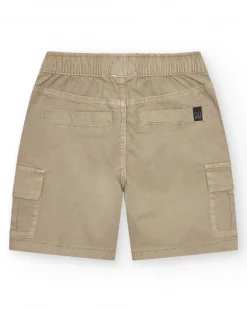 Bermuda cargo para niño en color beige con bolsillos laterales y cintura ajustable.