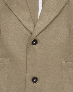 Blazer beige para niño con cierre de dos botones y bolsillos