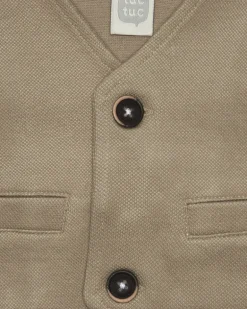 Chaleco beige para niño con botones y bolsillos decorativos