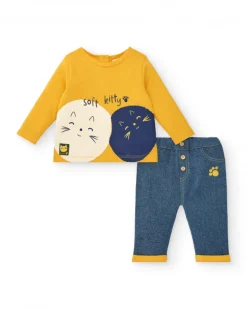 Conjunto de camiseta y pantalón para niño en amarillo y azul con estampado de gatitos, colección