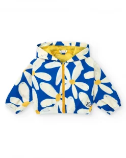 Cortavientos para niña en azul con flores y detalles amarillos