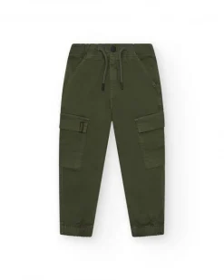 Pantalón cargo para niño en verde con cintura ajustable y bajos elásticos.