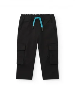 Pantalón cargo para niño en negro con bolsillos y cordón azul