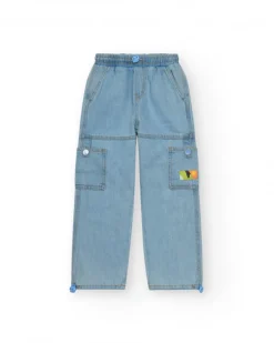 Pantalón cargo para niño en denim claro con bolsillos y bajos ajustables.