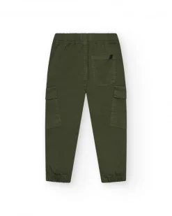 Pantalón cargo para niño en verde con cintura ajustable y bajos elásticos.