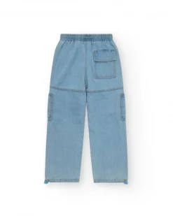 Pantalón cargo para niño en denim claro con bolsillos y bajos ajustables.