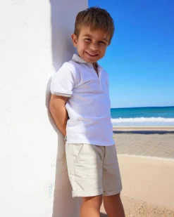 Pantalón corto beige para niño con bolsillos y cierre con botón