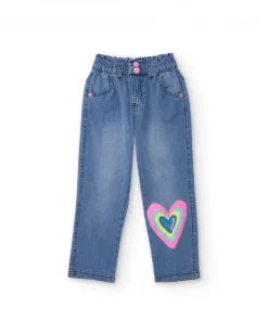 Pantalón vaquero para niña en azul con estampado de corazón