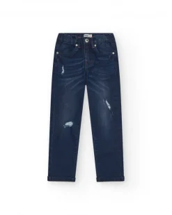 Pantalón vaquero para niño en azul oscuro con efecto desgastado.