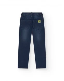 Pantalón vaquero para niño en azul oscuro con efecto desgastado.